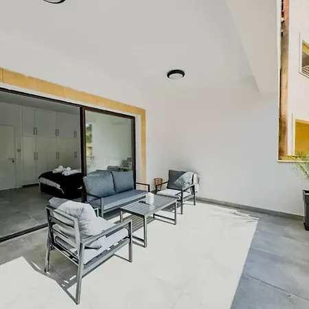 Queens Gardens Paradise Vip, Pool, Mall, Sea Apartman *