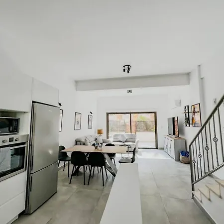 Queens Gardens Paradise Vip, Pool, Mall, Sea