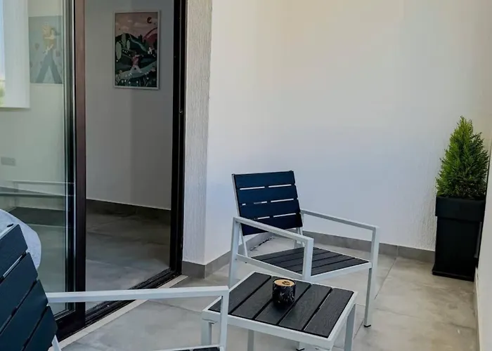 Queens Gardens Paradise Vip, Pool, Mall, Sea