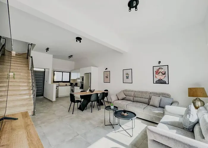 Queens Gardens Paradise Vip, Pool, Mall, Sea アパート