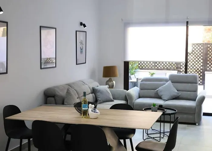 Queens Gardens Paradise Vip, Pool, Mall, Sea