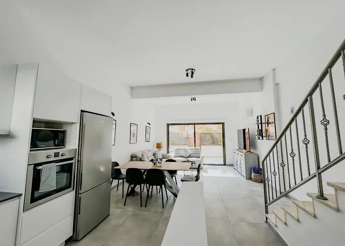 Queens Gardens Paradise Vip, Pool, Mall, Sea