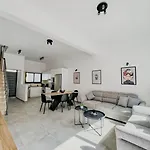 Queens Gardens Paradise Vip, Pool, Mall, Sea Apartment