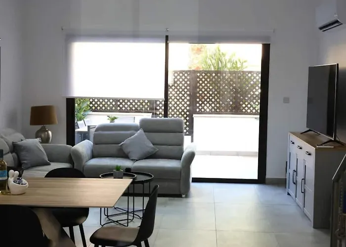 Queens Gardens Paradise Vip, Pool, Mall, Sea Paphos